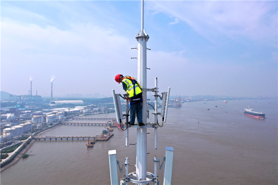 在长江（镇江段）沿岸的高塔上建设5G基站.jpg