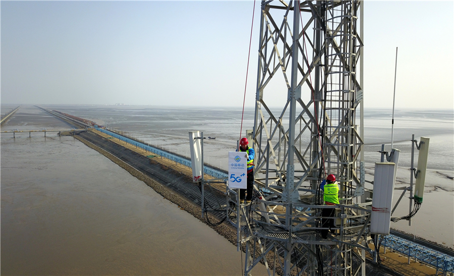 在南通黄海大桥沿岸80米高塔上建设5G基站.jpg